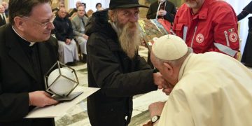 Papa Francisc a sărutat mâna unui om al străzii, la împlinirea vârstei de 86 de ani