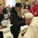 Papa Francisc a sărutat mâna unui om al străzii, la împlinirea vârstei de 86 de ani