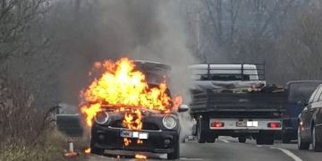 O maşină a luat foc la Satu Nou de Jos – foto