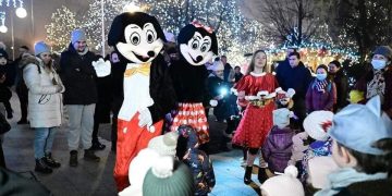 Minnie și Mickey Mouse vă așteaptă zilele acestea la Târgul Caritabil din Parcul Mara