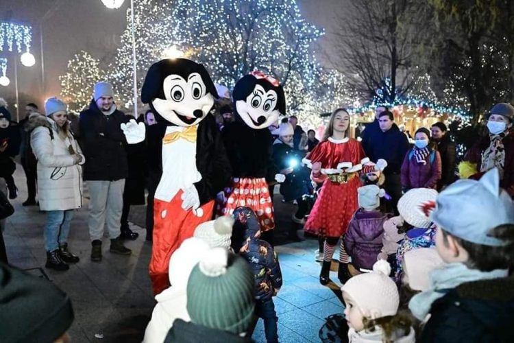 Minnie și Mickey Mouse vă așteaptă zilele acestea la Târgul Caritabil din Parcul Mara