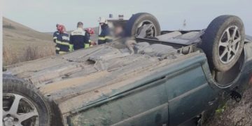 Tânără de 20 de ani dusă la spital, după ce s-a răsturnat cu mașina