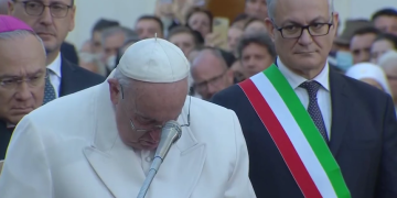 Papa Francisc a izbucnit în lacrimi când a evocat suferinţa ucrainenilor, în timpul rugăciunii anuale pentru Crăciun – video