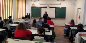 Despre alcool, tutun și droguri, discuţii între poliţişti şi elevii din Ulmeni și Cicârlău