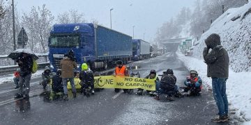 Activişti pentru climă din Franţa şi Italia au blocat tunelul Mont Blanc