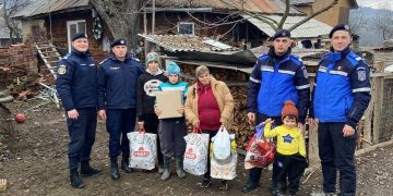 Vine Moș Nicolae. Jandarmii maramureşeni, cu daruri la o familie cu trei copii din Rogoz