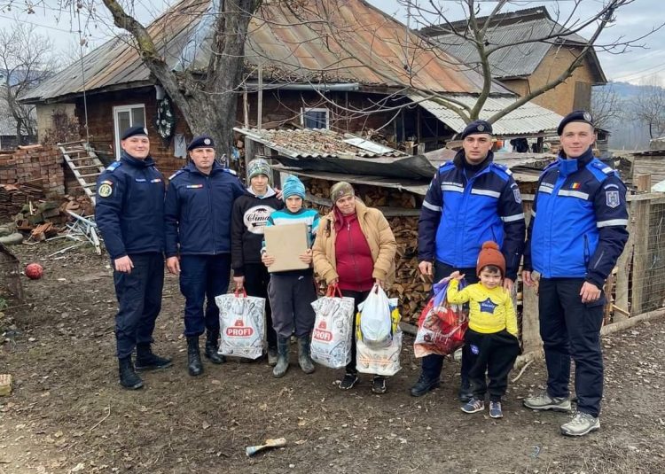 Vine Moș Nicolae. Jandarmii maramureşeni, cu daruri la o familie cu trei copii din Rogoz