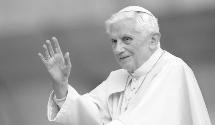 Papa Benedict al XVI-lea a murit la 95 de ani