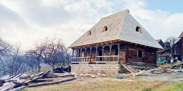 Casă tradițională de aproape un secol, mutată din Maramureș în Cluj. GALERIE FOTO IMPRESIONANTĂ