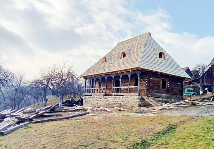 Casă tradițională de aproape un secol, mutată din Maramureș în Cluj. GALERIE FOTO IMPRESIONANTĂ
