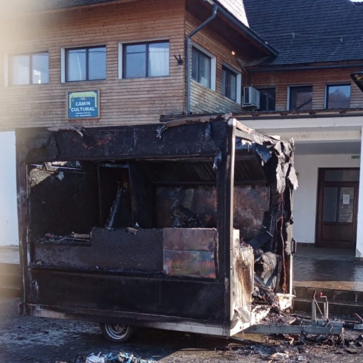 ACTUALIZARE: Rulotă de tip fast food făcută scrum la Botiza – FOTO