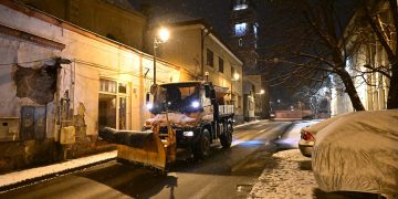 Iarnă în toată regula în Baia Mare. Au intervenit utilajele de deszăpezire