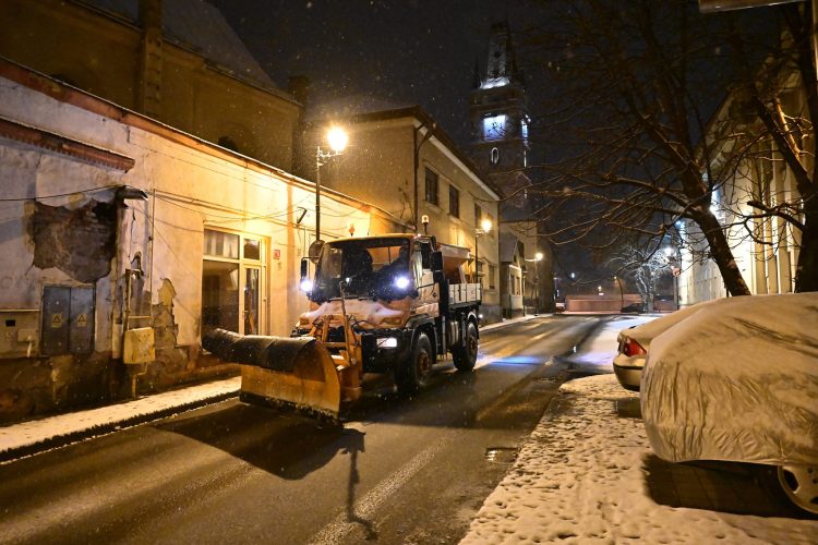 Iarnă în toată regula în Baia Mare. Au intervenit utilajele de deszăpezire