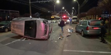 Cum s-a produs accidentul de pe str. Electrolizei. O femeie a ajuns la spital după ce s-a răsturnat cu maşina