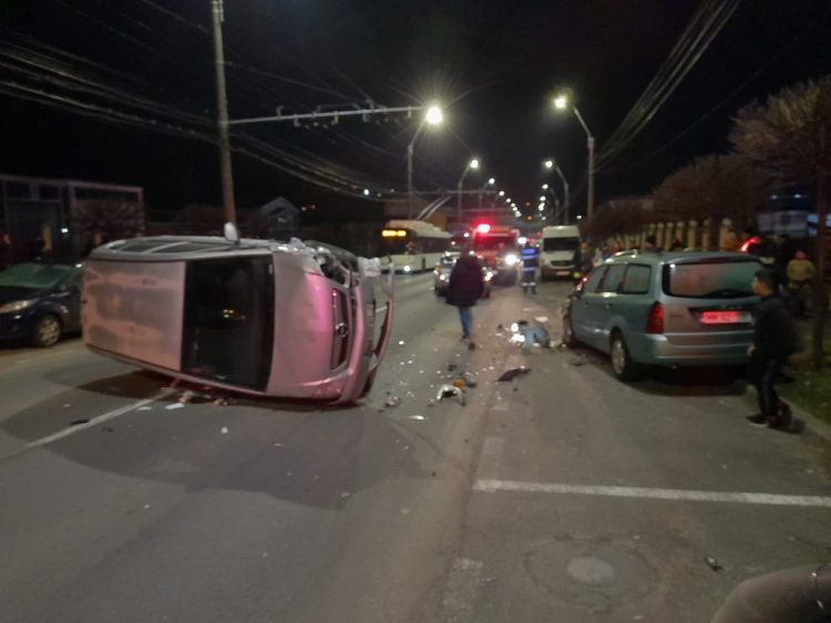 Cum s-a produs accidentul de pe str. Electrolizei. O femeie a ajuns la spital după ce s-a răsturnat cu maşina