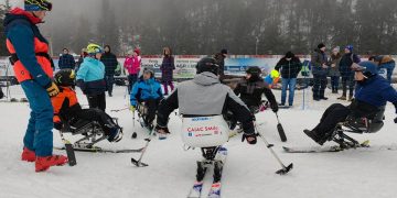 Activitate extraordinară la Cavnic: „Persoanele speciale” s-au bucurat de farmecele pârtiei de schi. VIDEO