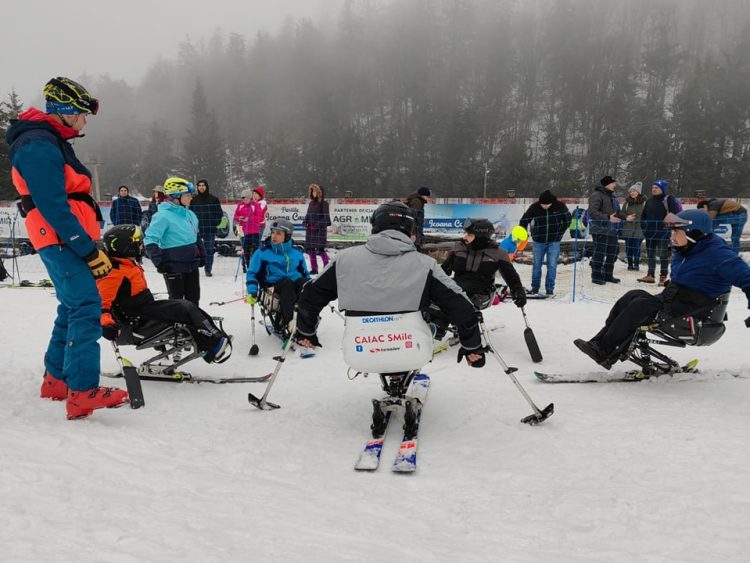 Activitate extraordinară la Cavnic: „Persoanele speciale” s-au bucurat de farmecele pârtiei de schi. VIDEO