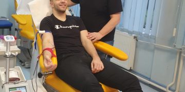 Oameni cu un suflet ENORM: de ziua lui a făcut a 91-a donare. Și-a îndrumat și fiul pe aceiași pași