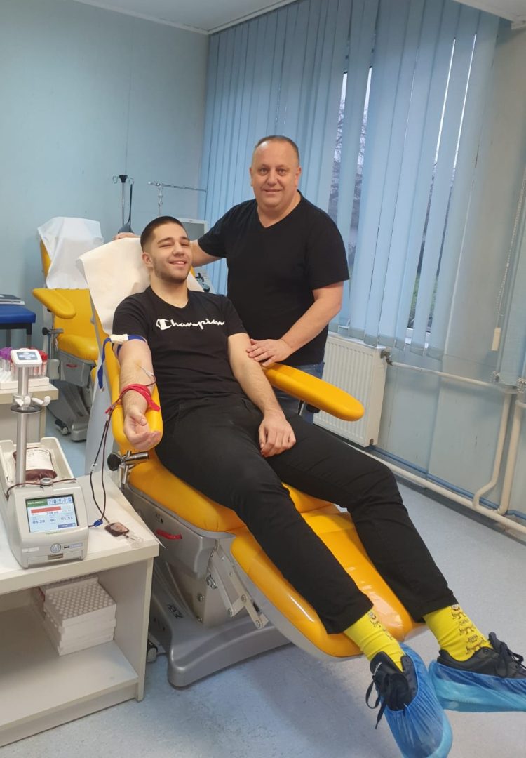 Oameni cu un suflet ENORM: de ziua lui a făcut a 91-a donare. Și-a îndrumat și fiul pe aceiași pași