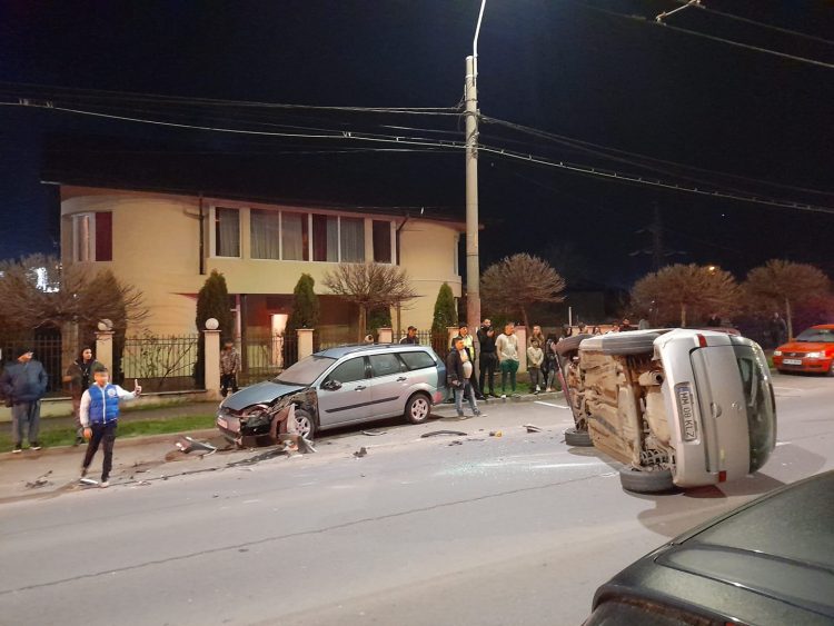 Seara accidentelor în Maramureș. Autoturism răsturnat pe Strada Electrolizei din Baia Mare