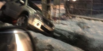 Consecinţele iernii: o maşină a ajuns în şanţ la Lăpuşel