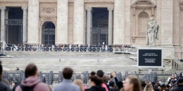 Mii de credincioși s-au adunat la Vatican pentru a-i aduce un ultim omagiu fostului papă Benedict al XVI-lea