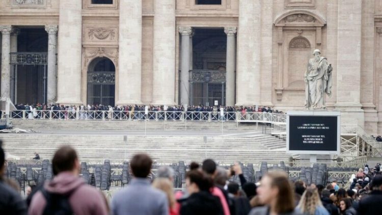 Mii de credincioși s-au adunat la Vatican pentru a-i aduce un ultim omagiu fostului papă Benedict al XVI-lea