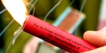 Incident nefericit în Maramureș. Un copil de 12 ani era să-și piardă viața după ce a aprins o petardă găsită în șanțul din fața casei