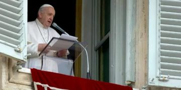 Papa Francisc apreciază că cei care incriminează homosexualitatea ”greşesc”, într-o scrisoare publicată pe un site catolic LGBT