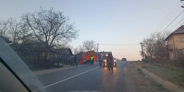 Impact între două autovehicule în Şomcuta Mare. Ambele au ajuns în şanţ – foto