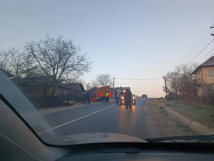 Impact între două autovehicule în Şomcuta Mare. Ambele au ajuns în şanţ – foto