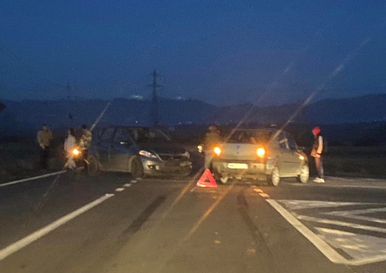 Accident în intersecția spre Coaș. Trafic îngreunat