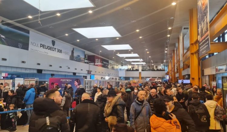 Aglomeraţie mare şi zboruri anulate sau întârziate la aeroportul din Cluj din cauza ceții