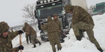 INTERVINE ARMATA: Militarii au fost trimiși să deszăpezească drumurile blocate din țară. VIDEO