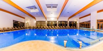 Destinaţie din Maramureș, în top 10 pensiuni de poveste din România, cu piscină interioară și spa la munte