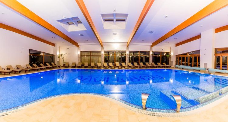Destinaţie din Maramureș, în top 10 pensiuni de poveste din România, cu piscină interioară și spa la munte
