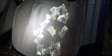 15 pliculețe cu droguri, descoperite în maşina unui maramureșean în Vișeu de Sus