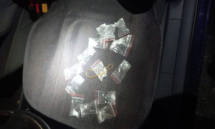15 pliculețe cu droguri, descoperite în maşina unui maramureșean în Vișeu de Sus
