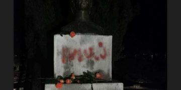 Unii în venerează, alții îl vandalizează: Statuia cu bustul poetului Mihai Eminescu, vandalizată