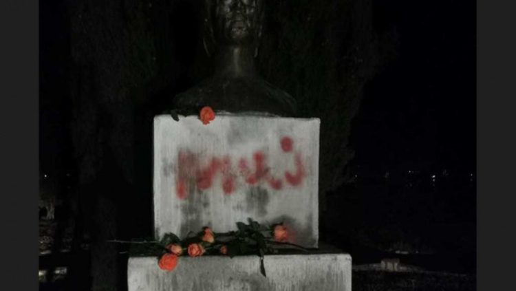 Unii în venerează, alții îl vandalizează: Statuia cu bustul poetului Mihai Eminescu, vandalizată