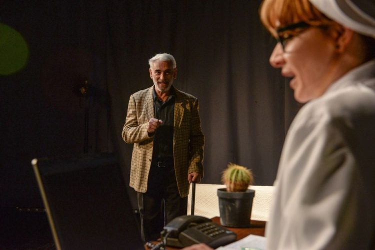 Actorii Teatrului Municipal din Baia Mare vă invită sâmbătă la piesa „Floare de cactus”