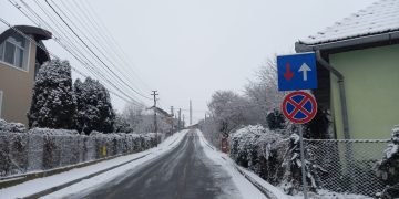 Șomcutenii, rugaţi să nu parcheze pe carosabil, pentru a permite utilajelor de deszăpezire să intervină