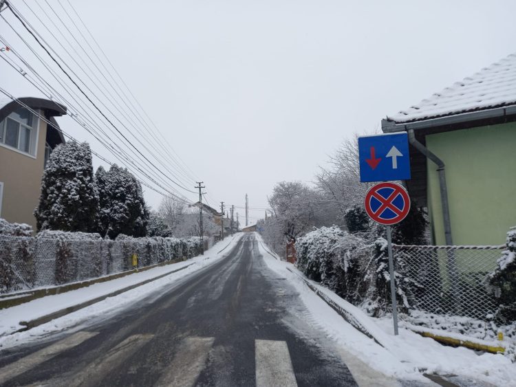 Șomcutenii, rugaţi să nu parcheze pe carosabil, pentru a permite utilajelor de deszăpezire să intervină