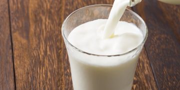 Lactatele au devenit produse de lux. Cu cât s-a scumpit litrul de lapte