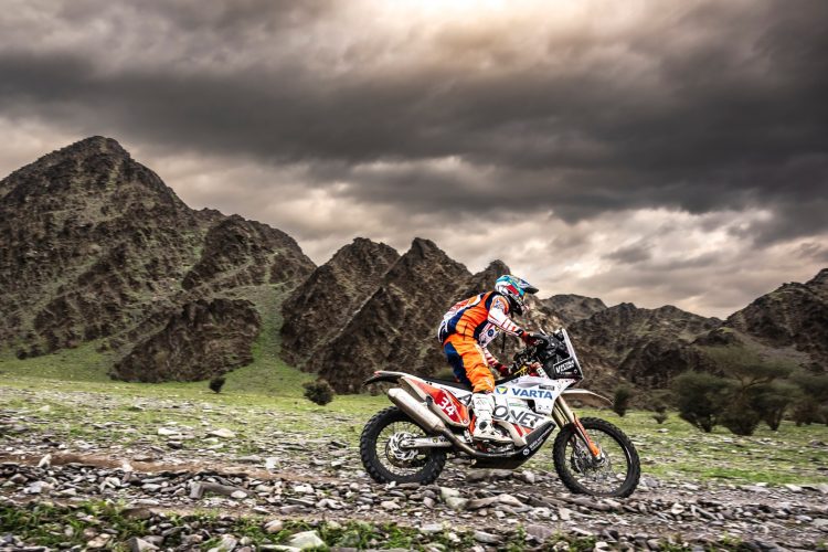 Sătmăreanul Emanuel Gyenes, singurul român participant la Raliul Dakar 2023, a fost primit cu tort și artificii acasă