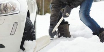 COD RUTIER 2023. Amendă de 3000 de lei chiar dacă ai cauciucuri de iarnă. Ce nu trebuie să lipsească din maşină când ninge