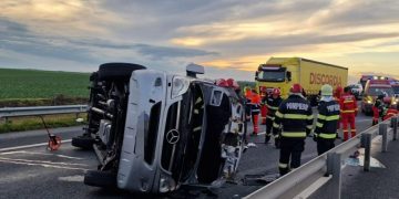 Accident între două microbuze și un autoturism: 25 de români implicați. Microbuz implicat în accident și în Baia Mare