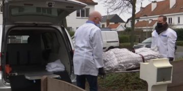 Tragedie în Italia. Mamă româncă, găsită moartă în cadă de cei doi copii