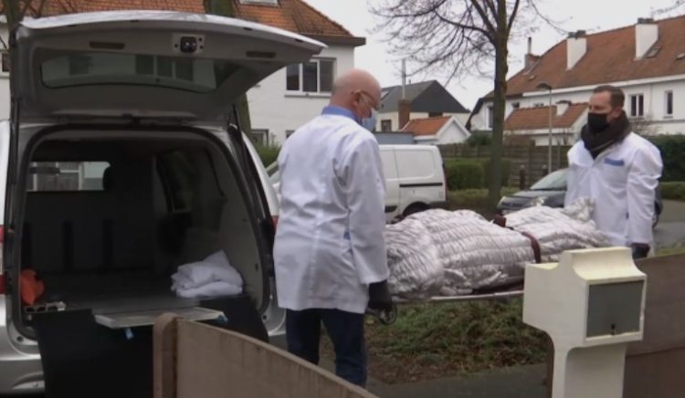 Tragedie în Italia. Mamă româncă, găsită moartă în cadă de cei doi copii