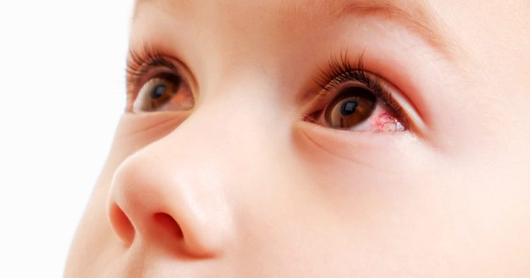 Neglijență majoră la spital. Un copil de un an s-a ales cu corneea arsă după ce a fost expus la raze UV